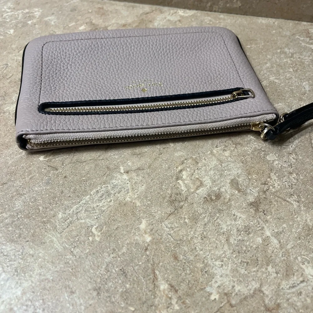 Kate Spade Pebbled Wristlet/Wallet Tinie Chester Street Almond/Black